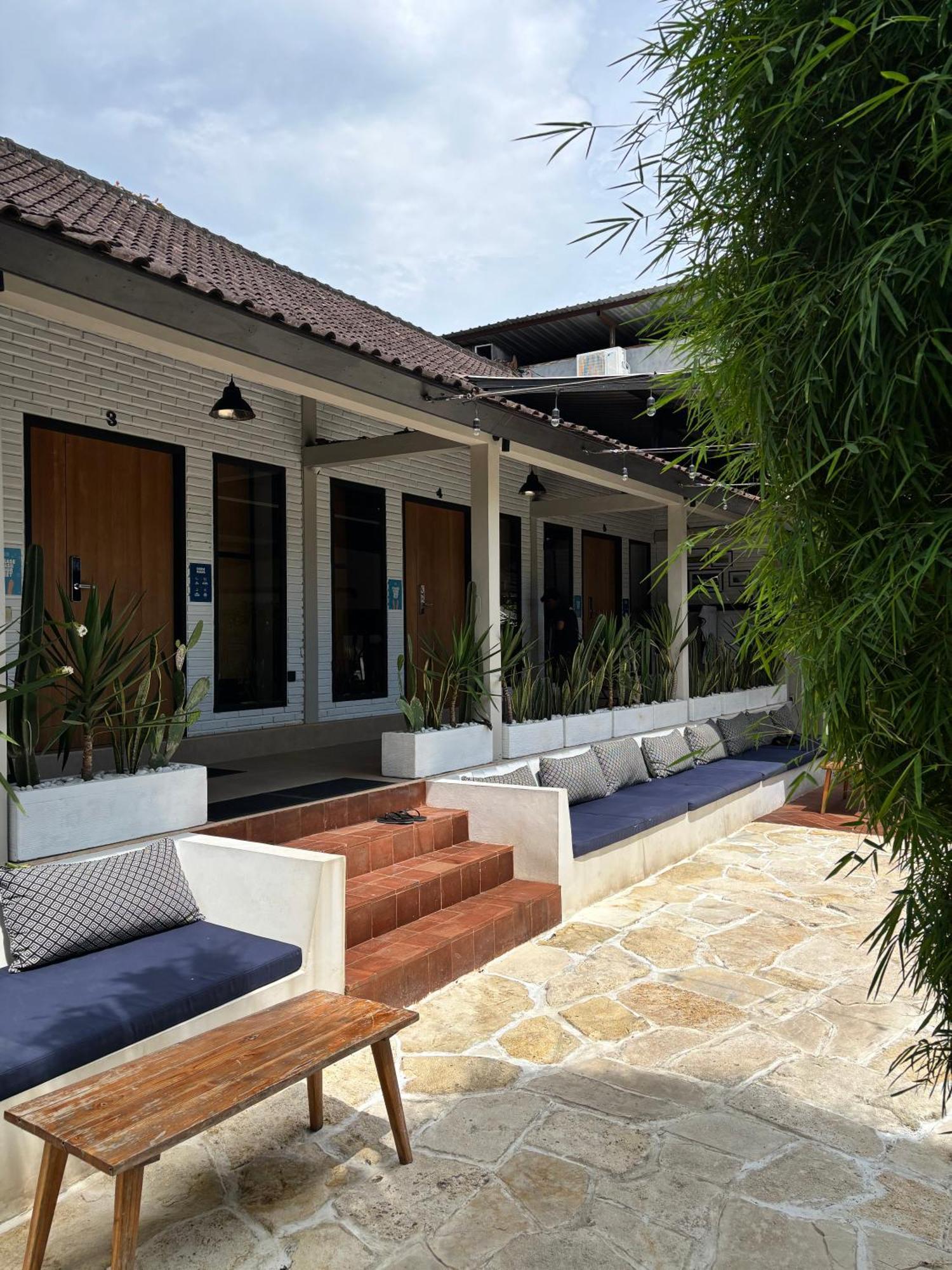 Lay Day Hostel Canggu エクステリア 写真